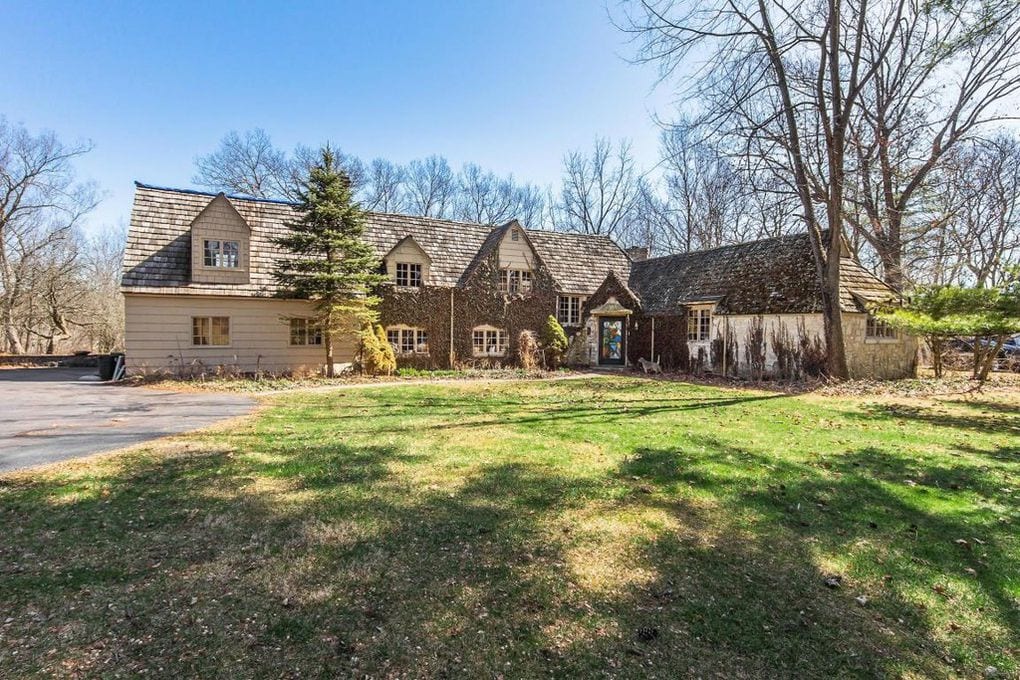 House Hunting? Here Are 6 Stunning Waterfront Homes Near Columbus