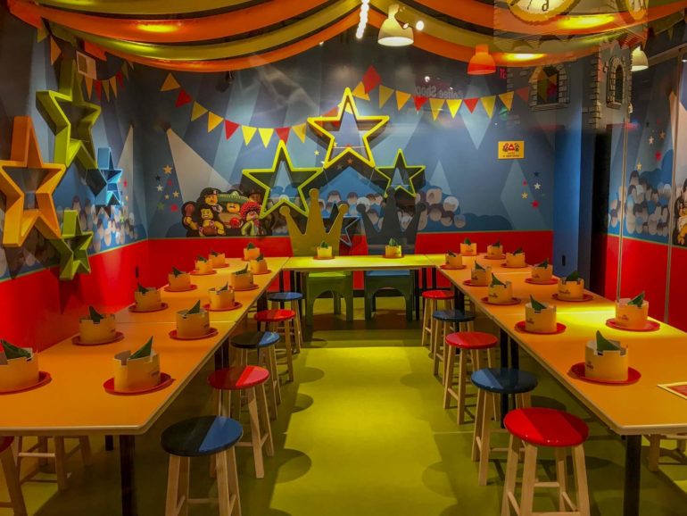Birthday party room at LEGOLAND Discovery Center with star decor and cakes set on tables