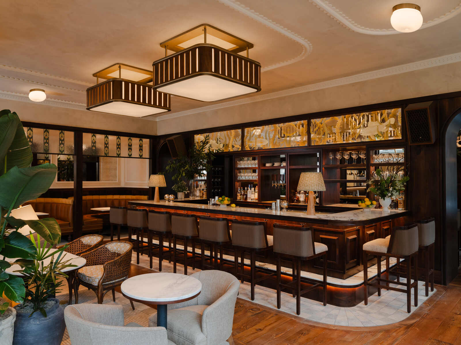 hanks seafood columbus bar area