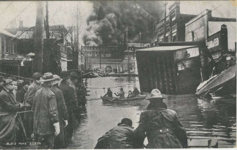 The Great Flood Of 1913 Remains Columbus's Deadliest Weather Disaster 3 Crowd watches a Franklinton building burn amid floodwaters during the 1913 flood