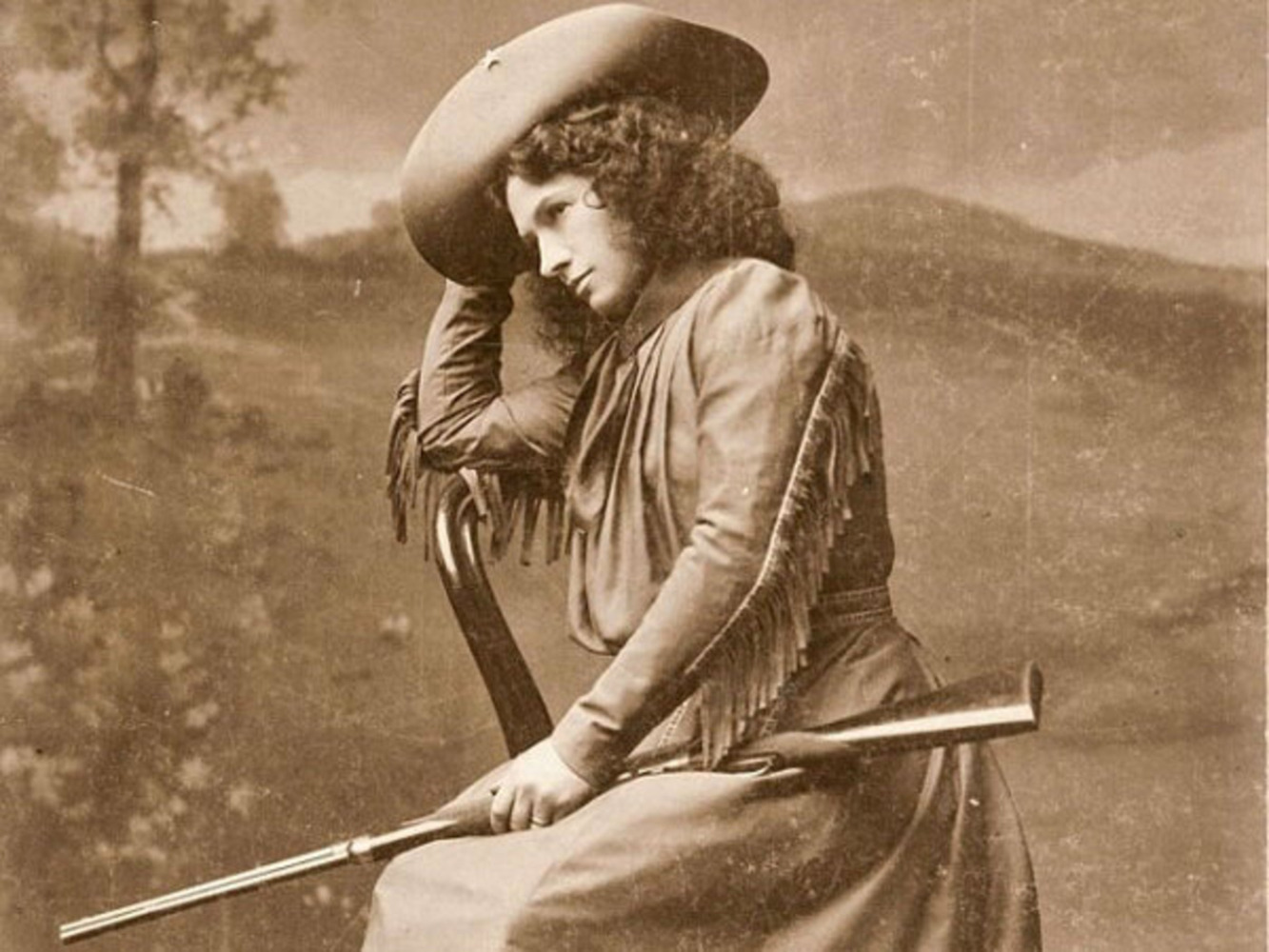 Annie_Oakley_with_her_gun (1)
