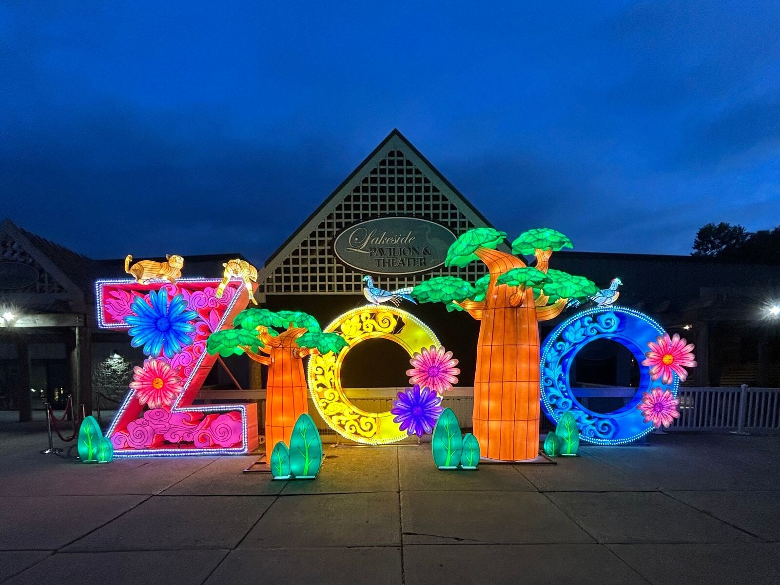 The Columbus Zoo Lantern Festival Is Coming Back With New Dinosaur Lanterns columbus zoo lantern festival