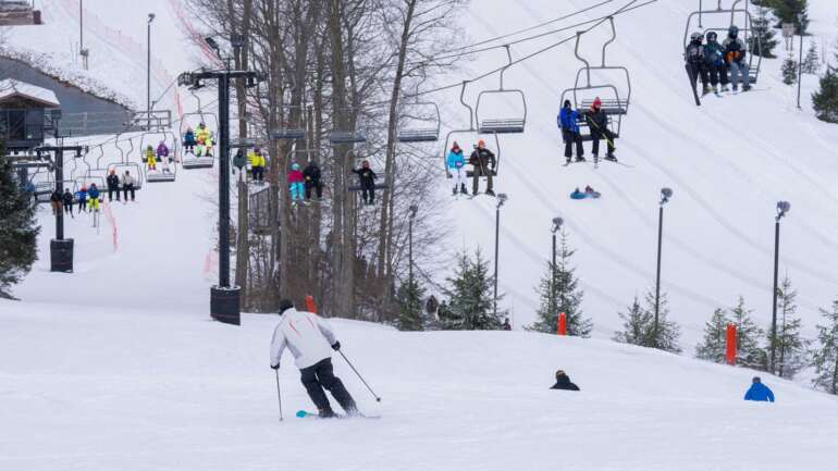 Where To Go Skiing And Snowboarding Around Ohio 7 person skiing at snowtrails