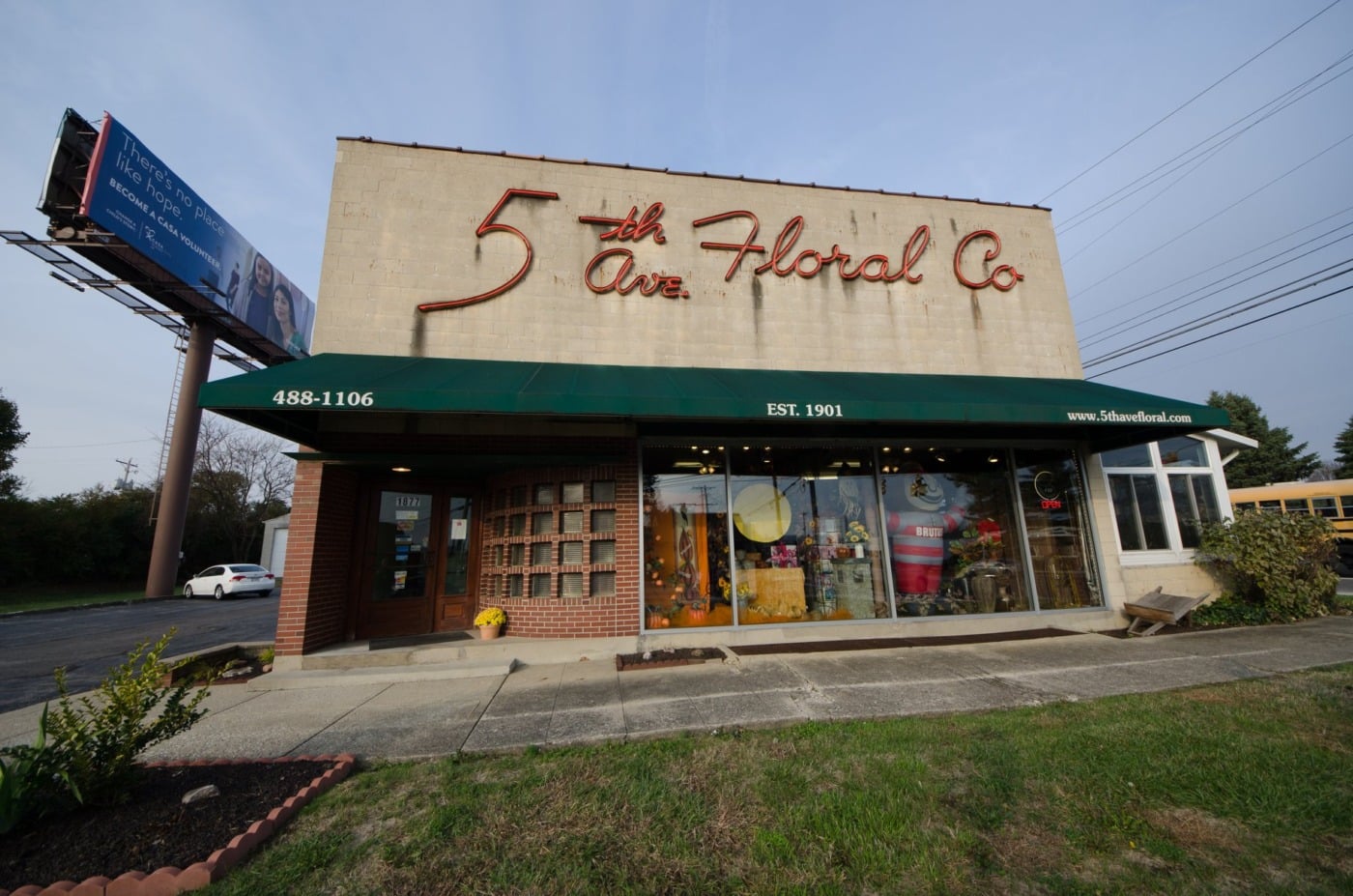 5th avenue floral co neon sign