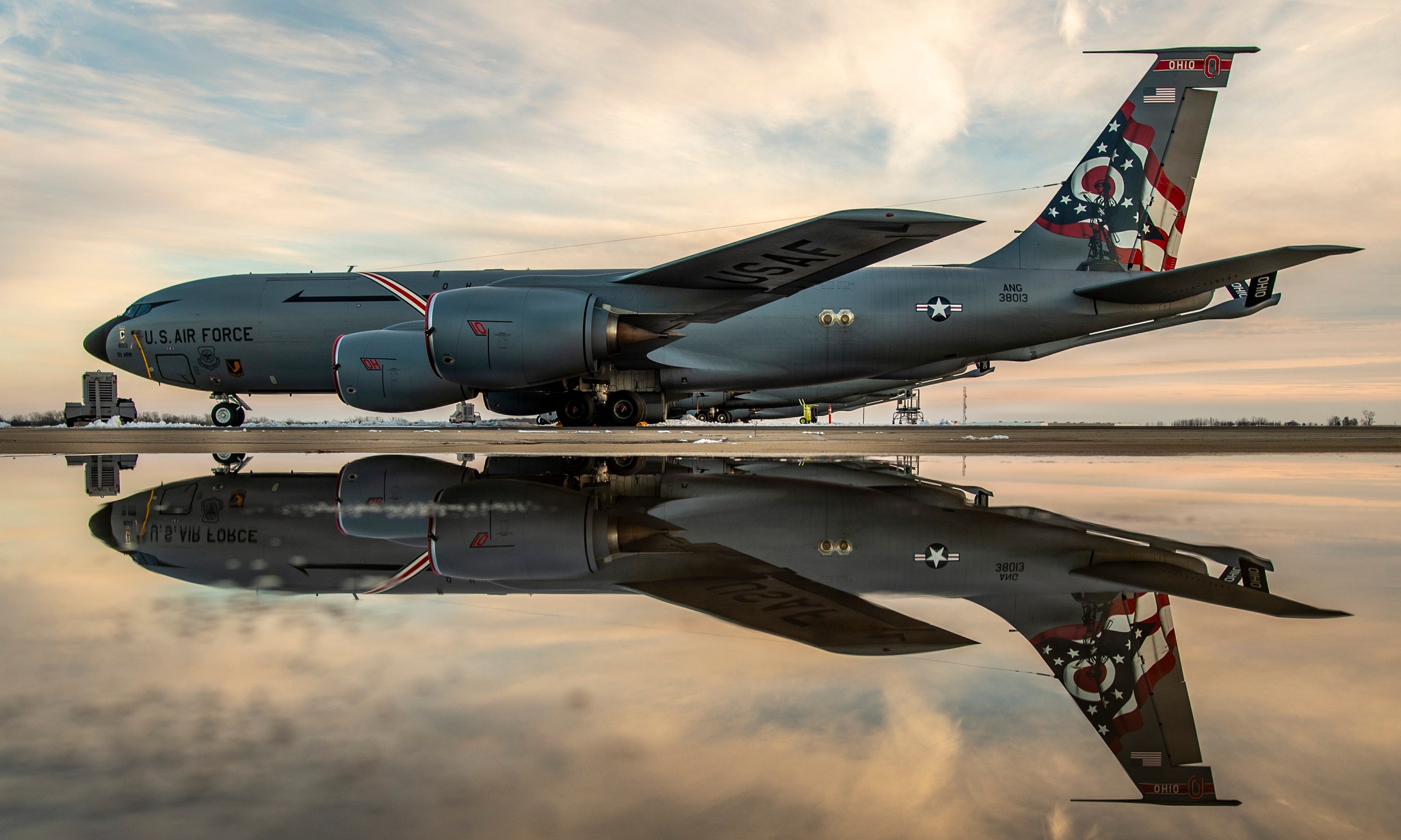 military refueling plane