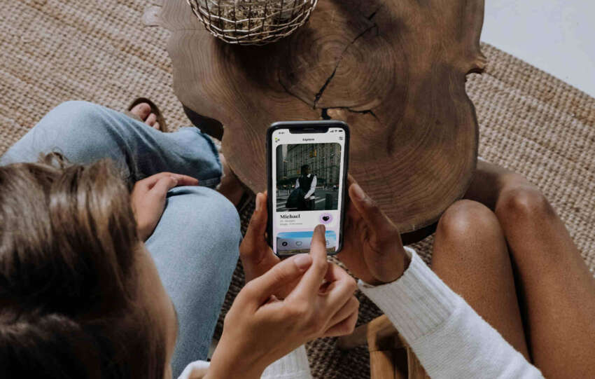 people using dating app
