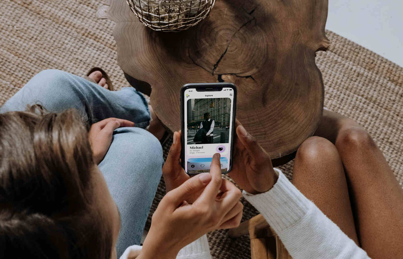 people using dating app