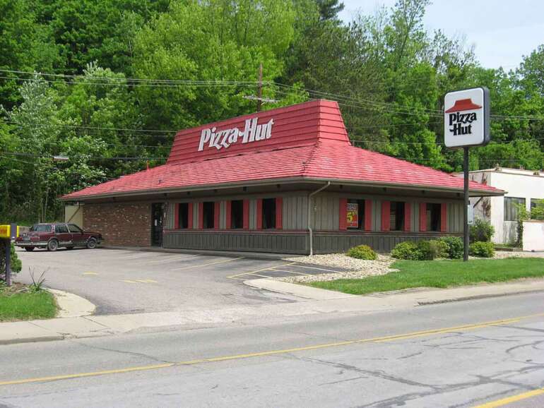 classic pizza hut red roof