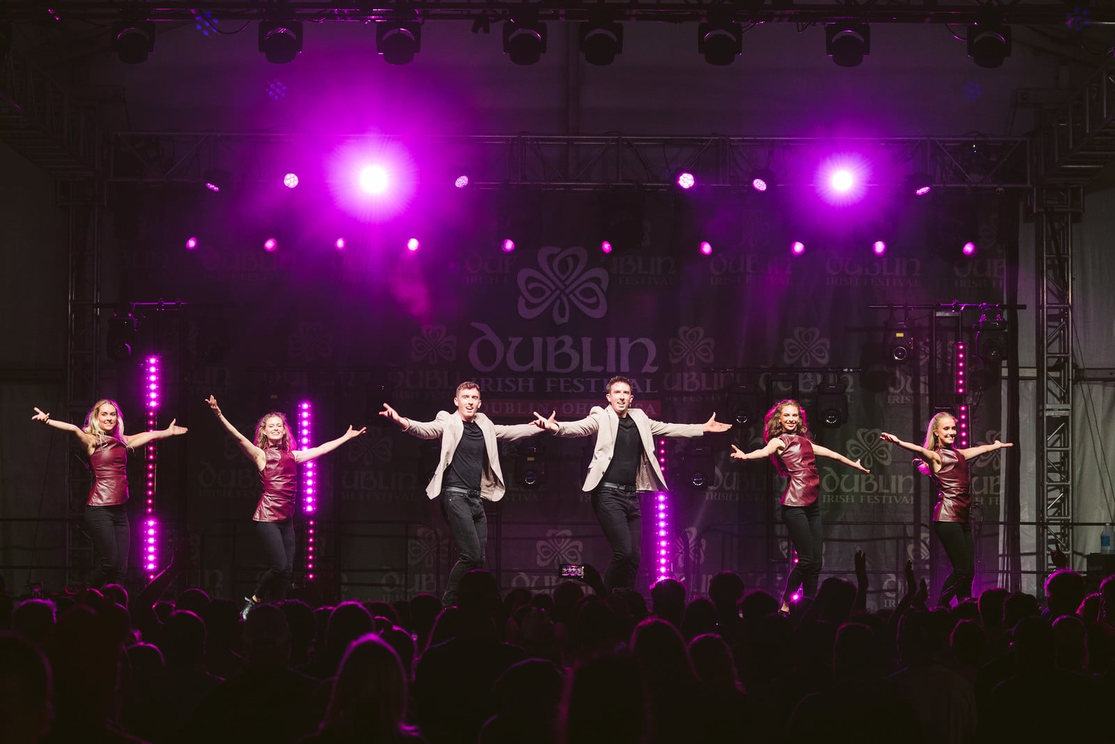 How To Experience The Dublin Irish Festival Like A Pro 2 irish performers on stage