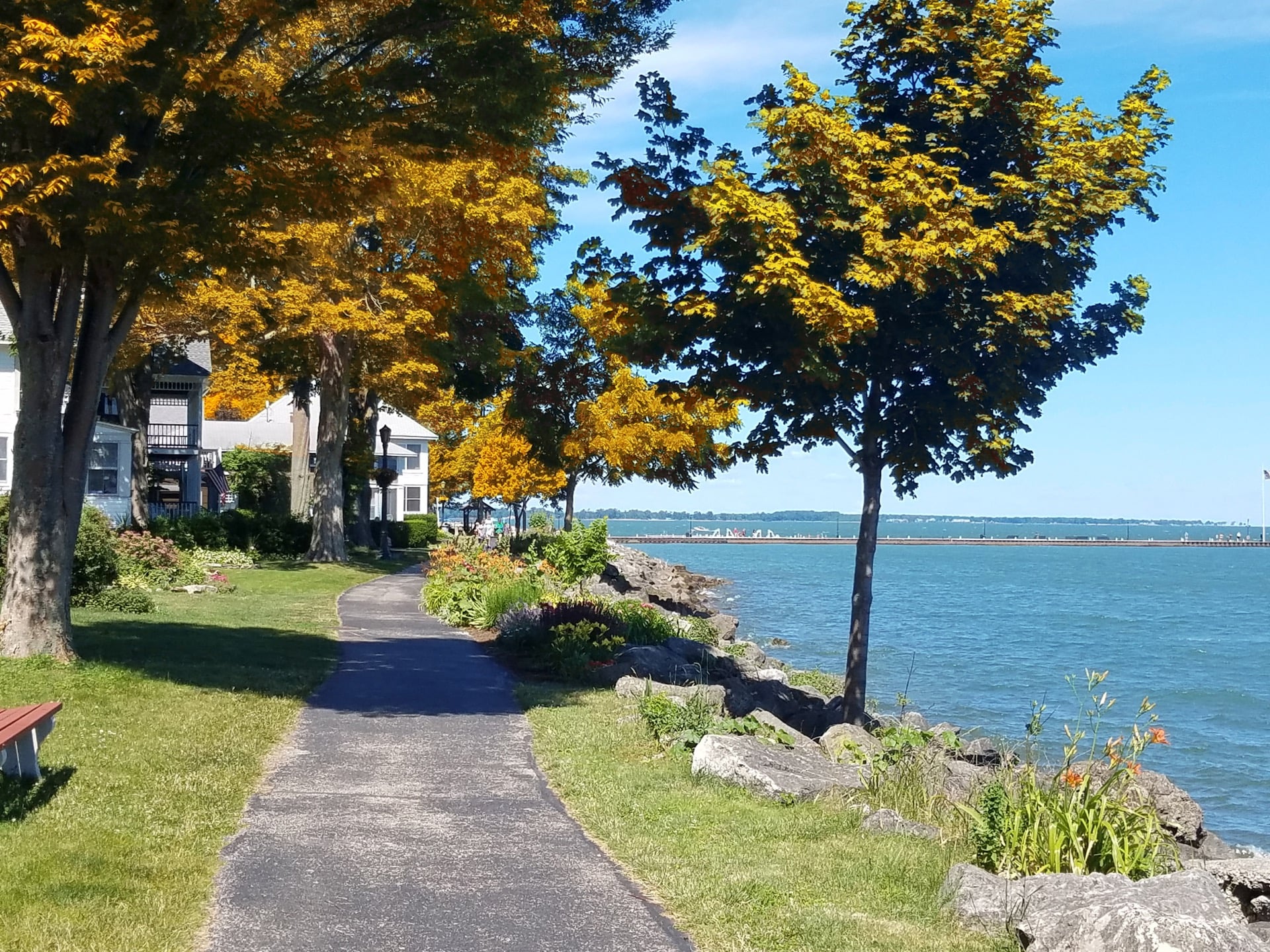 Windows Down, Leaves All Around: Ohio’s Top Scenic Fall Drives 3 Fall colors along the Lake Erie shoreline at Lakeside on the Marblehead peninsula