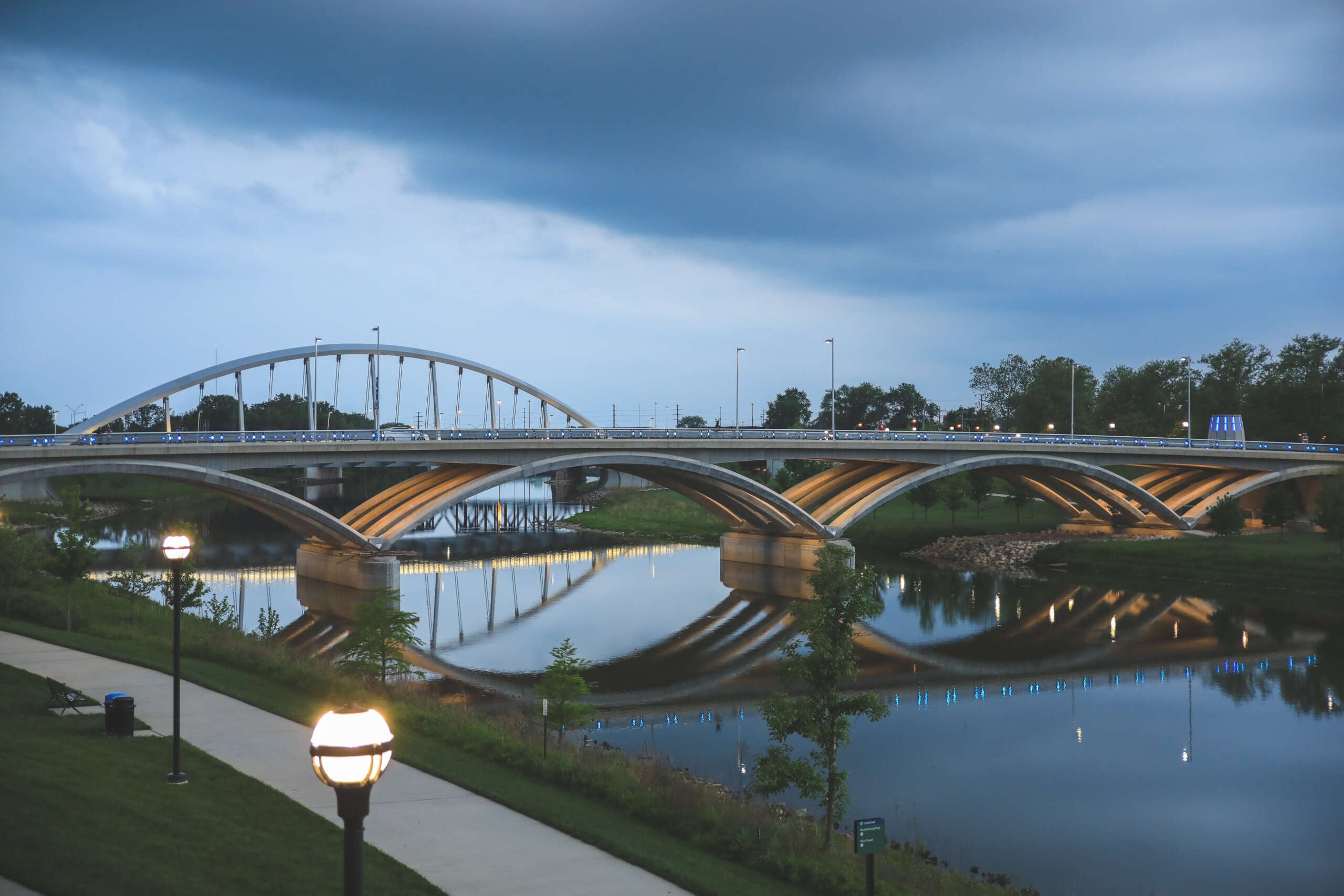 8 Columbus Dates Perfect For When Payday Isn’t Until Next Week 3 Main Street Bridge over the Scioto River at dusk