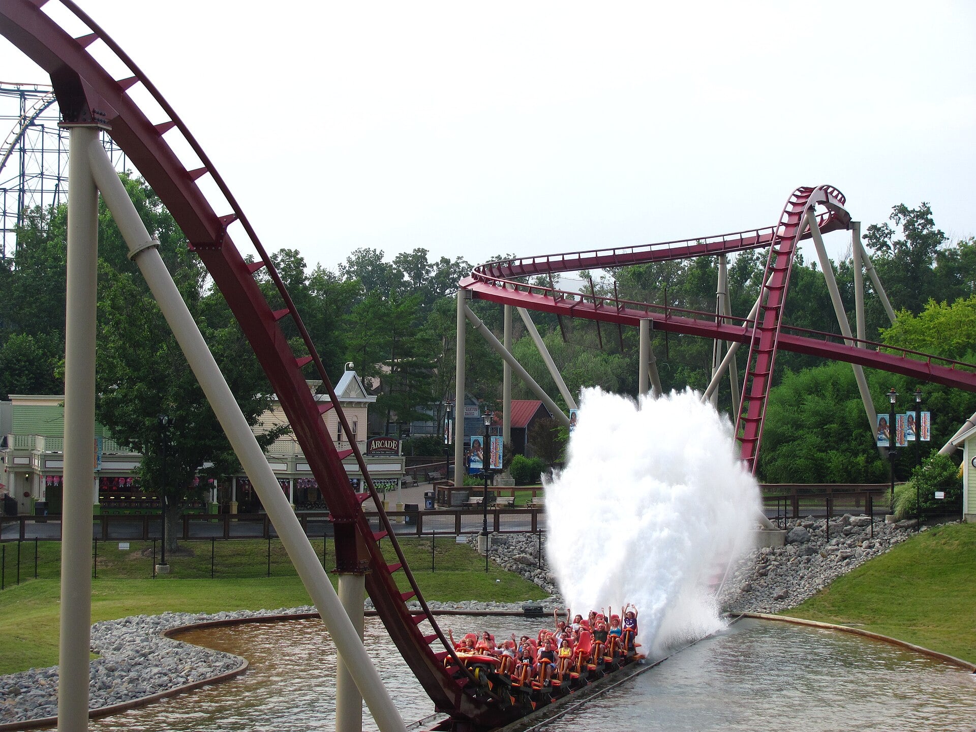Kings Island Closes Two Rides After A Fatal Roller Coaster Incident In Georgia 1 people on roller coaster with splash section