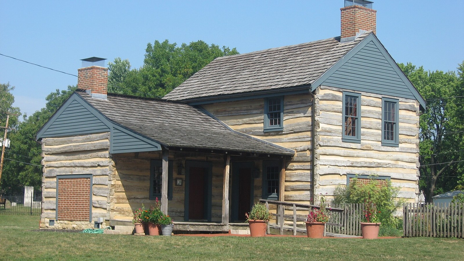The Best Things To Do In Columbus This Weekend (October 9–11) 3 The two-story log house at Heritage Park in Groveport, with flower pots by the porch